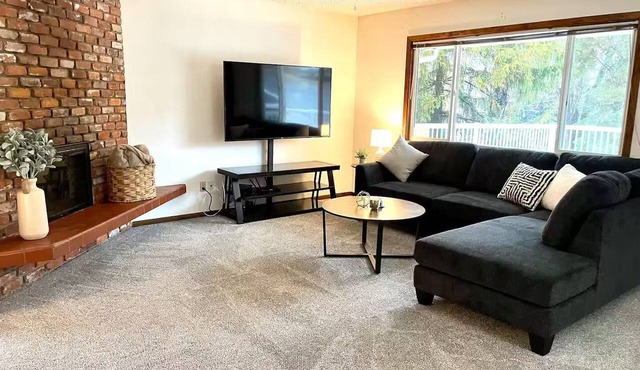Spacious 3 Bedroom w/Large Deck & Backyard in Pullman