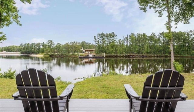 Spacious 3-level townhome with private dock, pool, dog park & more in Chesapeake