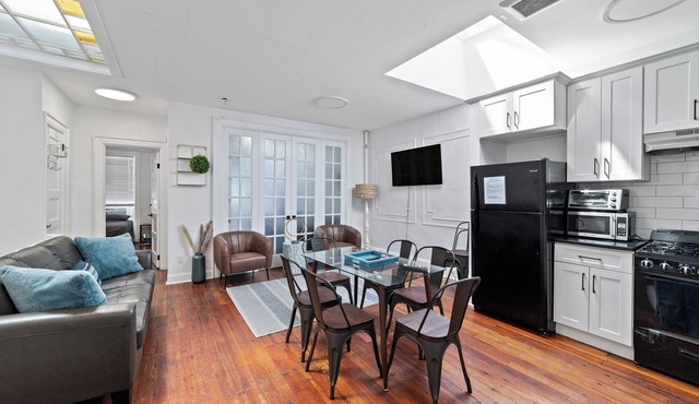 Spacious 4-bedroom house in vibrant Brooklyn with WiFi and AC in Brooklyn