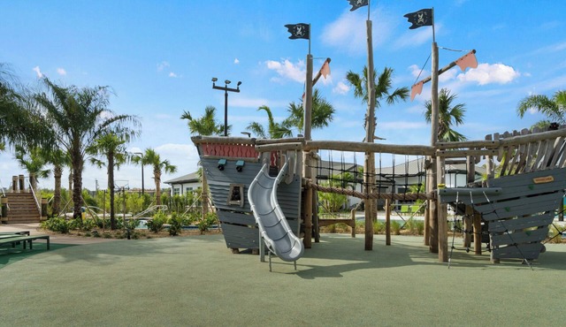 Spacious 5-bedroom/4 bathroom/Private Pool/Sleeps 13 inside Resort Near Disney! in Kissimmee