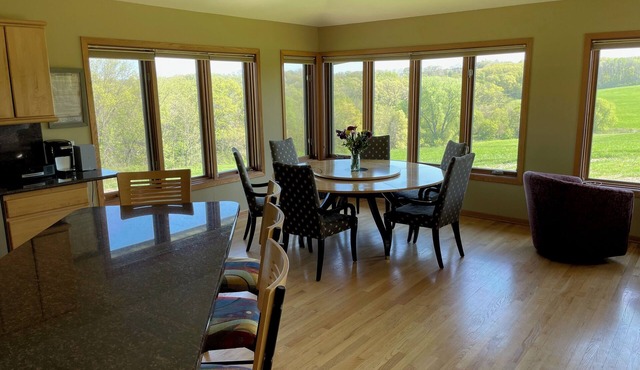 Spacious 5-bedroom 80 acres family farm retreat with AC, WiFi in rural Verona