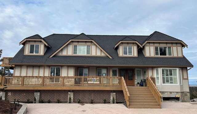 Spacious 6-bedroom Beach House