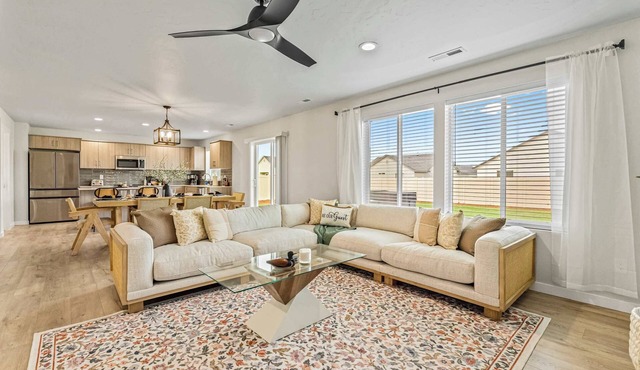 Spacious 6BR Sleeps 22 with Playground, Basketball