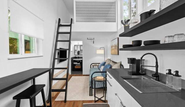 Spacious & Bright w/ Deck - Walkable to 6th St! in Austin