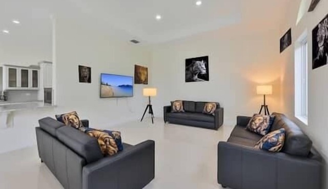 Spacious Davie Villa to Watch World Cup in Davie