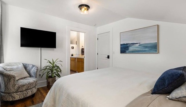 Spacious downtown loft, with soaking tub&gym access-walk to BSU and Boise River!