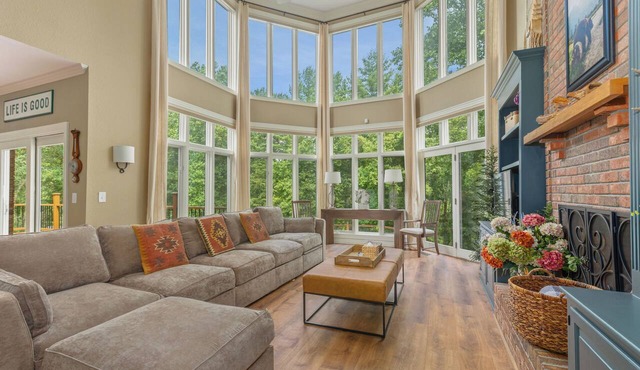 Spacious Executive Home, Mins to Downtown Asheville, Pool, Dog-Friendly, 6BR/5BA in Fletcher