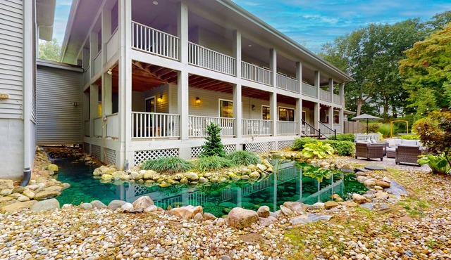 Spacious home with game room, hot tub, fireplace, fast WiFi & home theater in St. Joseph