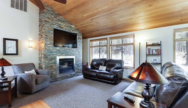Spacious house with shared hot tub & pool, SHARC access, and private gas grill in Sunriver