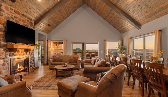 Spacious Lake View Cabin! in Branson
