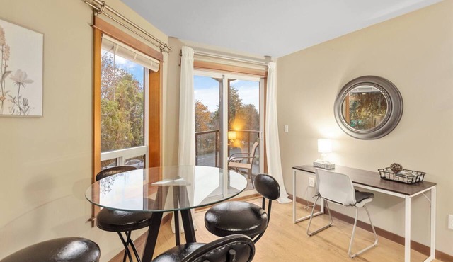Spacious Seattle Retreat - Sleeps 17 Great For Groups!