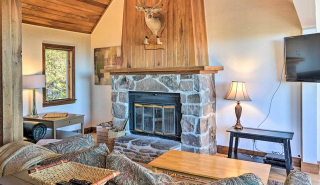 Spacious Snowshoe Cabin w/ Sunset Mtn Views! in Dunmore