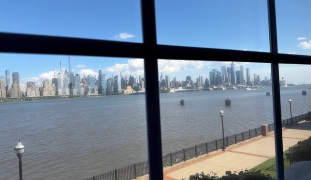 Spacious WATERFRONT CITY VIEW 3-bedroom apt 15 min from city and metlife in West New York