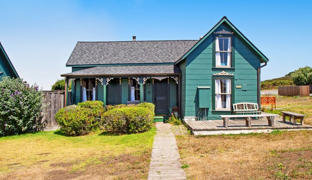 Spectacular home with stunning views, decks, fireplaces, sauna, & fast WiFi