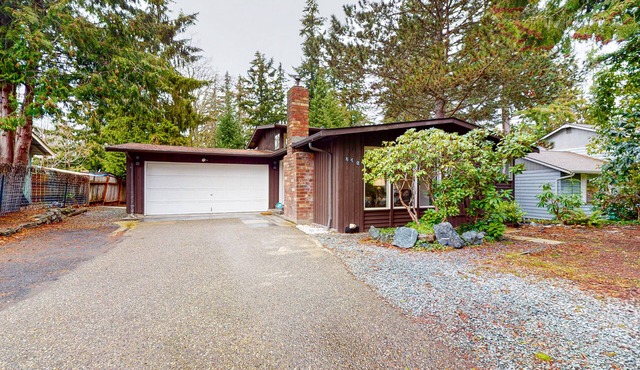 Split-level home with 2 fireplaces & backyard - near downtown & Lake Whatcom in Bellingham