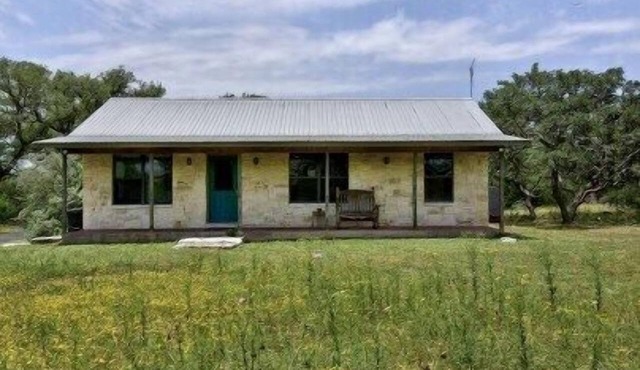 Star Ranch Cottage- Starry Nights & Cozy Comfort