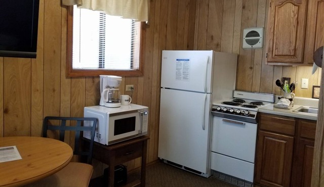 Studio #12 –Relaxing Table Rock Lake Getaway at Happy Hollow Resort in Blue Eye