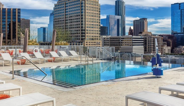 Studio unit/Austin - Full Kitchen, W/D, Rooftop Pool, & More! in Austin