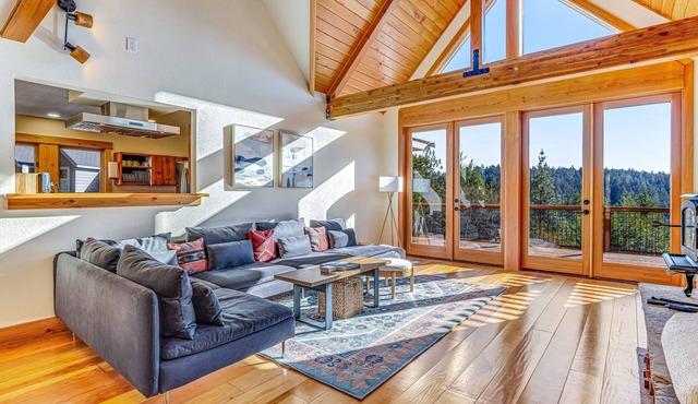 Stunning 3BR with ridge top views, trails, & hot tub on 10 acre property