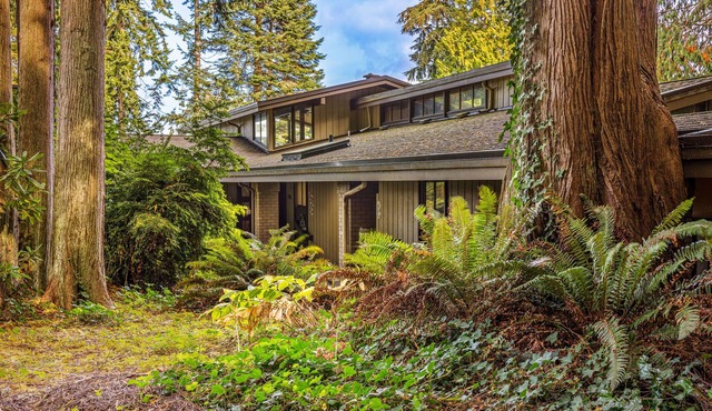Stunning Salsbury Point Waterfront Lodge in Poulsbo