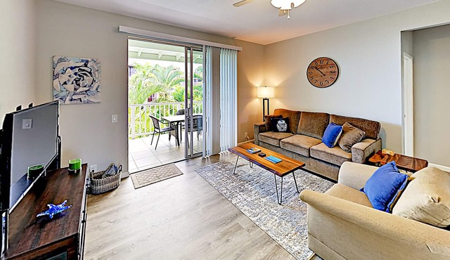 Stylish ocean-view apartment with pool & spa - walk to Kahalu’u Beach Park