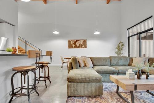 Stylish Roomy 2BD Loft Pool 5 mins to DT GVL in Greenville