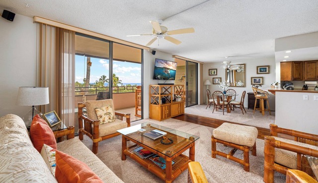 Summer Deal Beachfront 2BR Kona Condo with Pool and Hot Tub Access