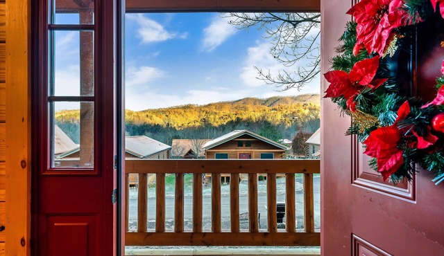 Summer Specials! View Cabin, Fast WIFI, Multicade, Pool Table, Private Hot Tub! in Gatlinburg