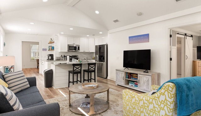 Sunflower Hideaway -Walk to eats, bike to beach, pet friendly, Relaxed backyard. in St. Simons Island