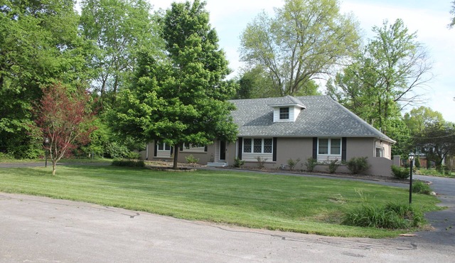 Sunset Getaway - Entire House Sleeps up to 12 in Springfield