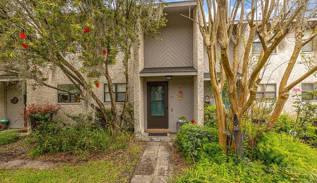 Tastefully decorated 2 BR/2.5 BA townhome close to everything! Monthly rental in St. Simons Island