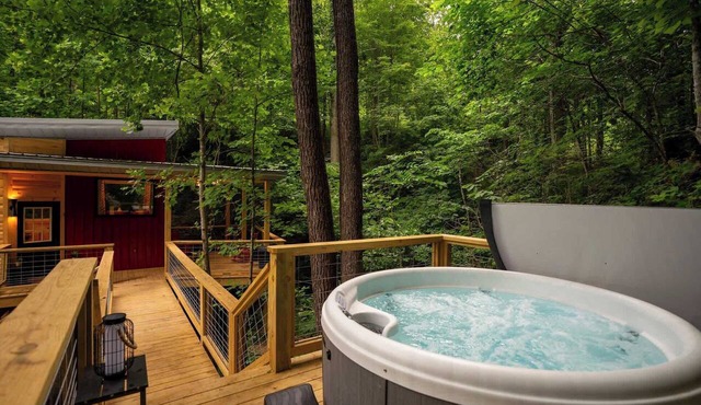 Terrace Creek Retreat | Creekside Hot Tub Escape | 5 Min From Nada Tunnel!