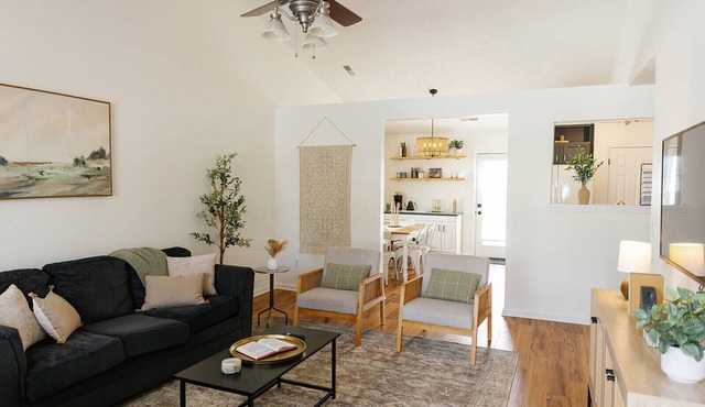 "The Dawning House" - Peaceful Modern Stay w/Yard