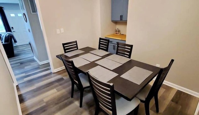 The Eagles Nest | King Bed | 5 Bds 2 Bath | Patio in Mentor