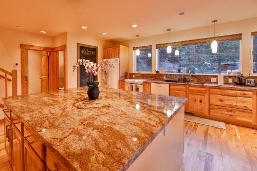 The Elevator House - Sleeps 10 in Stateline