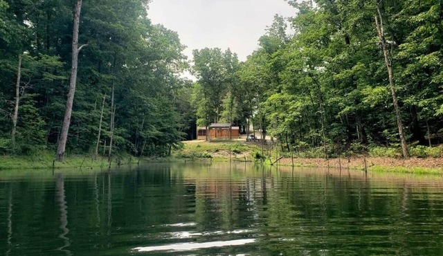 The Lakeview Cabin and Highland Retreat in Clay City