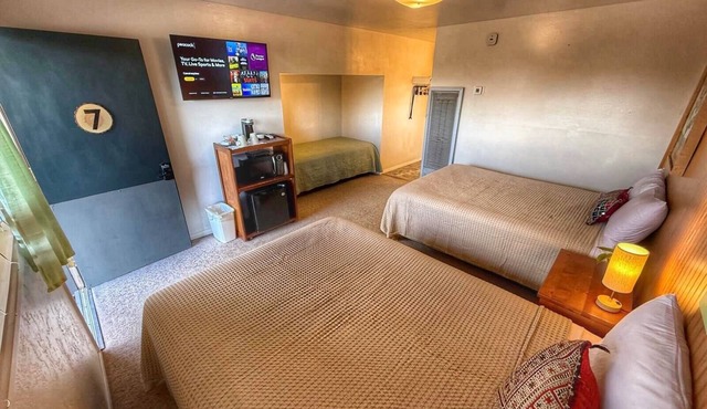 The Mokee Motel (Room 7)