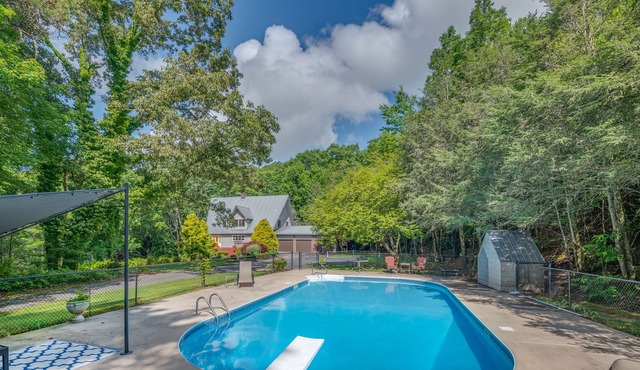 The Resort, Cabin, forest, 6 acres, private swimming pool, pickleball