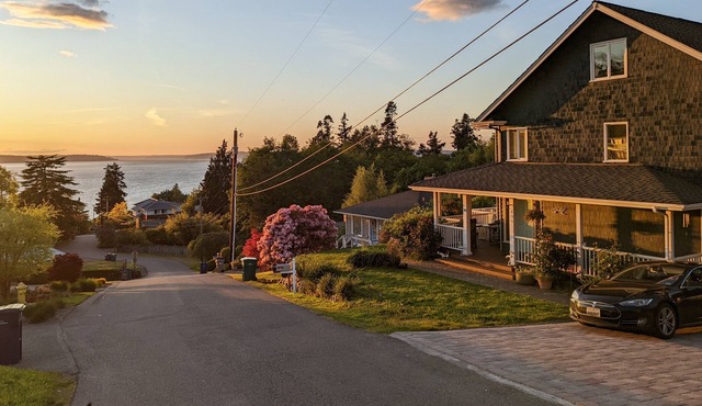 The View!! 5 mins to the Whidbey Ferry and Sounder train, 10 mins to Paine Field