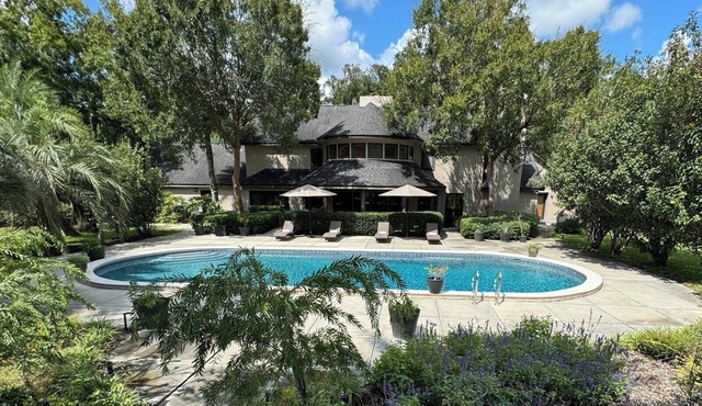 This tranquil retreat accommodates 14 guests, pool, spa and concierge service. in Reddick