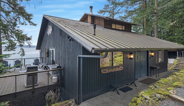 Three-bedroom waterfront! Close to town! CHNL in Friday Harbor