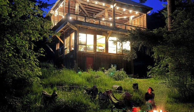 Thunderbird Treehouse, a cozy artisan built home overlooking Mt Hood. in White Salmon