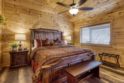 Top Notch Lodge, Indoor Pool, Theater Room, Game Room, Stunning Mtn Views in Pigeon Forge