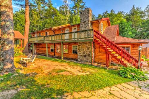 Traditional Wooden Cabin Rental in the Poconos, Pennsylvania in Canadensis