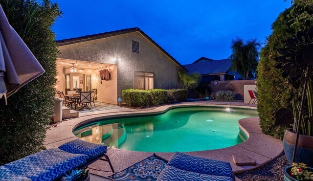 Tranquil Oasis! 3 bdrm Home with No Fee Heated Pool- Hot Tub! Great Location! in glendale