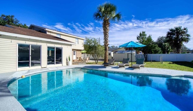 Tranquil Poolside Escape - 10 min Everbank Stadium in Jacksonville