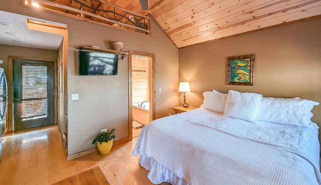 Treehouse Thyme - romantic getaway close to town in Mountain View