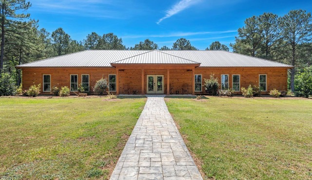Tucked away in the quiet countryside of Fort Valley, GA, the Inn is an ideal setting for corporate retreats, family reunions, or group getaways.
