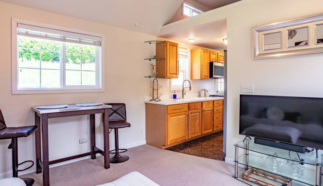 Upscale Riverfront Getaway Cottage in Arlington