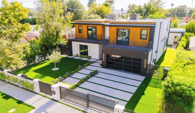 Varna Villa - Charming Sherman Oaks Retreat with Private Patio & Spa